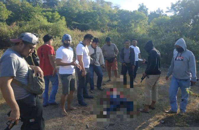 Petugas kepolisian ketika mengamankan Syamsul Hidayat, buronan polisi yang diduga menganiaya Ipda Uji Siswanto, Kanit Reskrim Polsek Utan hingga mengakibatkannya meninggal dunia, di Sumbawa, NTB, Minggu (12/7/2020). (ANTARA/HO-Polda NTB)

