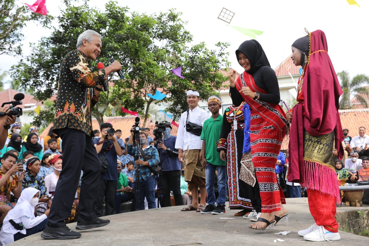 Gubernur Jawa Tengah Ganjar Pranowo menjadi sutradara pertunjukan tari Maumere atau Gemu Fa Mire dalam pembukaan Borobudur Student Festival 2022, di Canisio Art Center, SD Kanisius, Wonorejo, Kabupaten Magelang, Senin (27/6/2022)