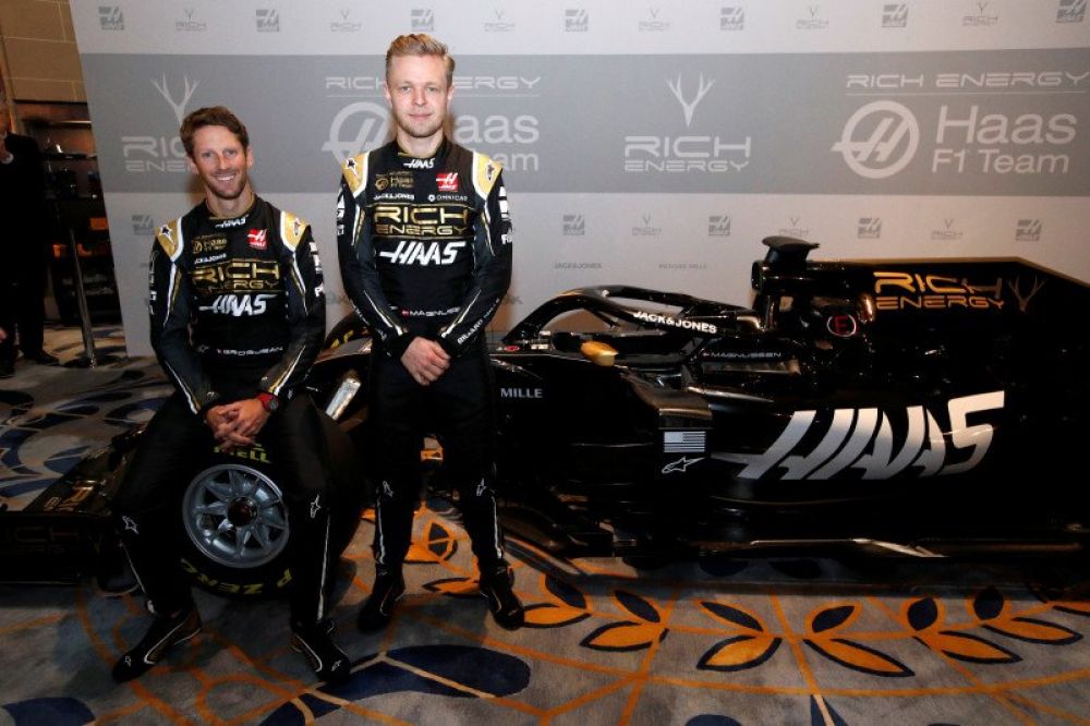 CUTI: Pebalap F1 Haas Kevin Magnussen dan Romain Grosjean berfoto dengan mobil mereka saat peluncuran Haas Formula One Team Livery di Royal Automobile Club, London, Inggris, Kamis (7/2/2019). ANTARA/Reuters/John Sibley.
