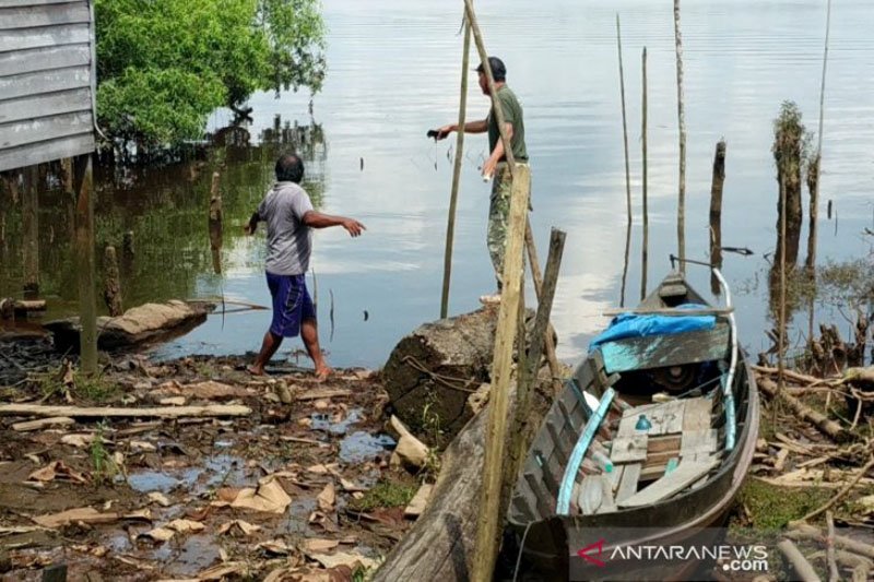 Komandan Jaga BKSDA Pos Sampit, Muriansyah bersama warga memeriksa lokasi kemunculan buaya di Desa Bangkuang Makmur, Rabu (17/2/2021). ANTARA/Norjani

