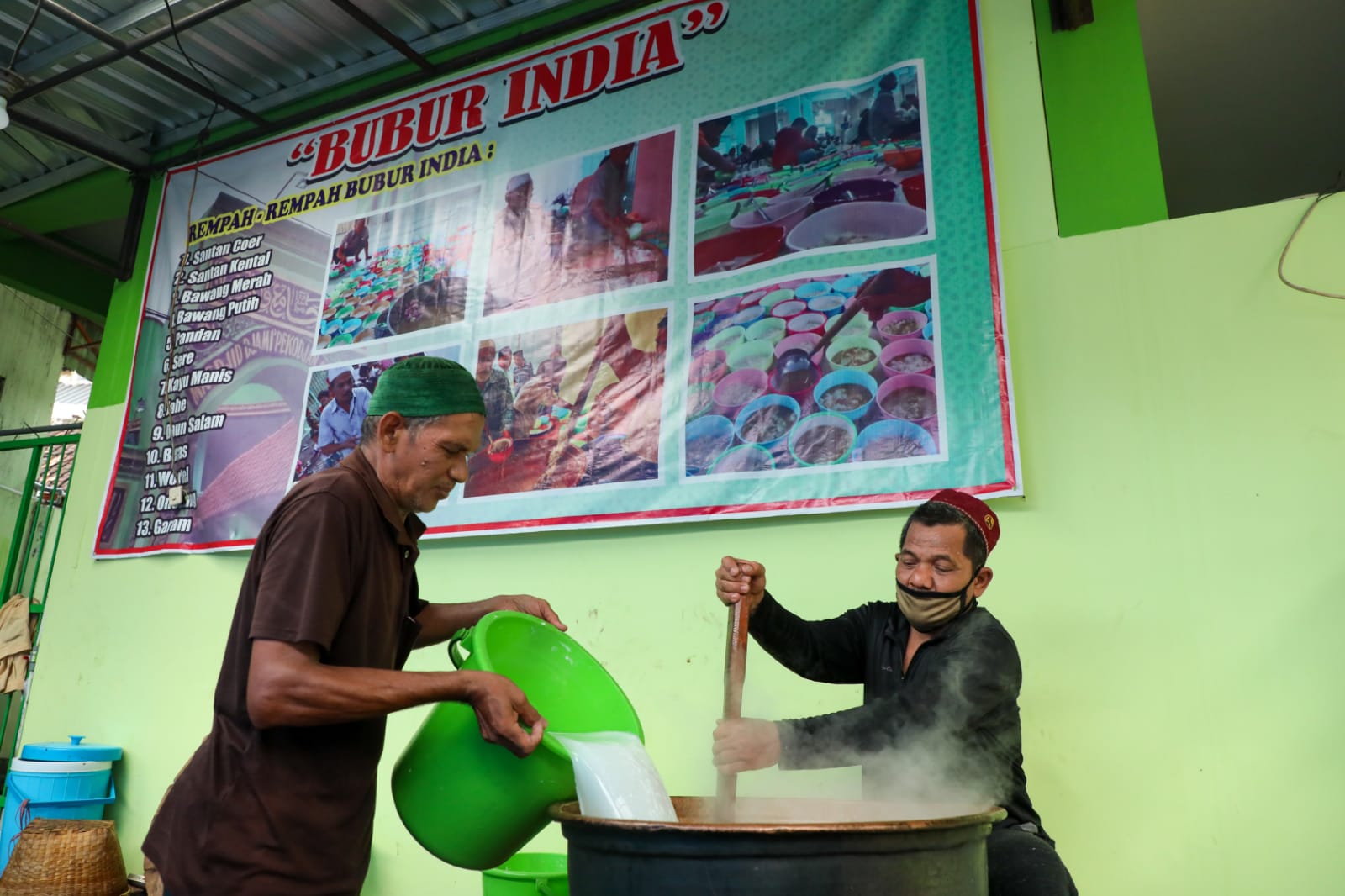 pengurus masjid Jami Pekojan Semarang  saat membuat bubur India untuk dibagikan secara gratis kepada warga sebagai hidangan berbuka puasa.
