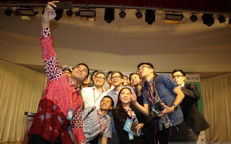 Ketua Perhimpunan Pelajar Indonesia di Tiongkok (PPIT) Fadlan Muzakki (kiri) berswafoto bersama politikus PDIP Budiman Sudjatmiko (dua kiri) dan pengamat politik UI Rocky Gerung serta para pelajar Indonesia di kampus Tianjin University, Kota Tianjin, Chin