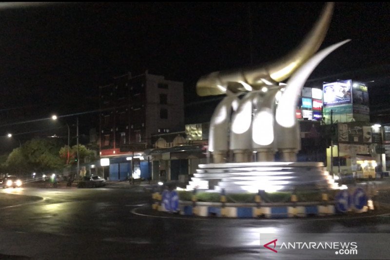 Tugu Gading Kartonyono di Kabupaten Ngawi yang diharapkan dapat menjadi daya tarik wisatawan. (ANTARA/Fiqih Arfani)