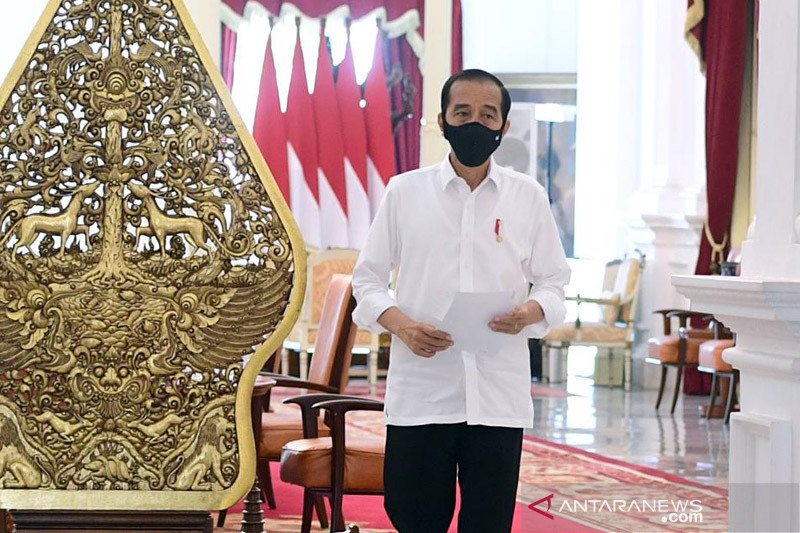 Presiden Jokowi memimpin rapat terbatas dengan topik Antisipasi Bencana Hidrometeorologi yang melibatkan sejumlah menteri dan pejabat terkait. ANTARA/HO-Biro Pers Setpres/am.

