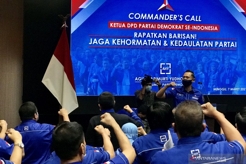 Ketua Umum Partai Demokrat Agus Harimurti Yudhoyono-AHY (kanan) menyapa ketua dan perwakilan dewan pengurus daerah di kantor pusat Dewan Pengurus Pusat (DPP) Partai Demokrat, di Jakarta, Minggu (7/3/2021). (ANTARA/Genta Tenri Mawangi)
