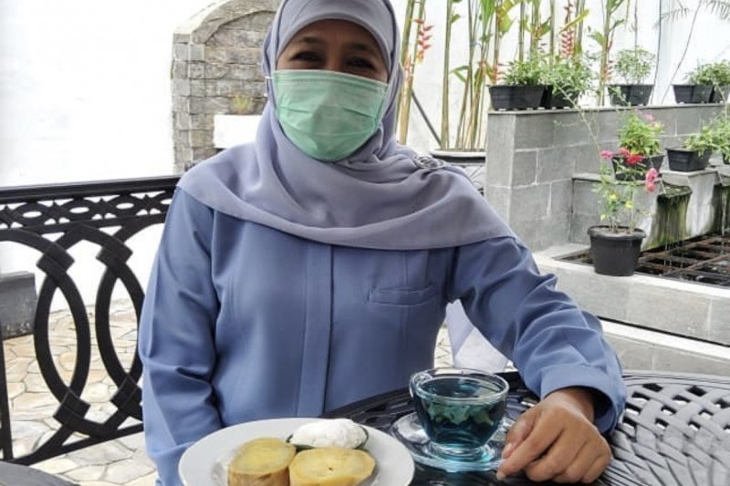 Gubernur Jatim Khofifah Indar Parawansa di sela aktivitas saat isolasi mandiri di Surabaya yang diunggahnya ke akun instagram pribadinya, @khofifah.ip pada Sabtu (30/01/2021) pagi. (ANTARA Jatim/Foto Tangkapan Layar @khofifah.ip)