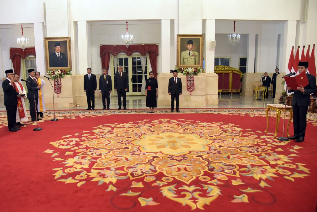 Presiden RI Joko Widodo (Jokowi), Senin (26/06/2023), melantik para duta besar luar biasa dan berkuasa penuh (dubes LBBP) RI untuk sejumlah negara sahabat. Sebanyak 12 duta besar LBBP itu menjalani prosesi pelantikan di Istana Negara, Jakarta.