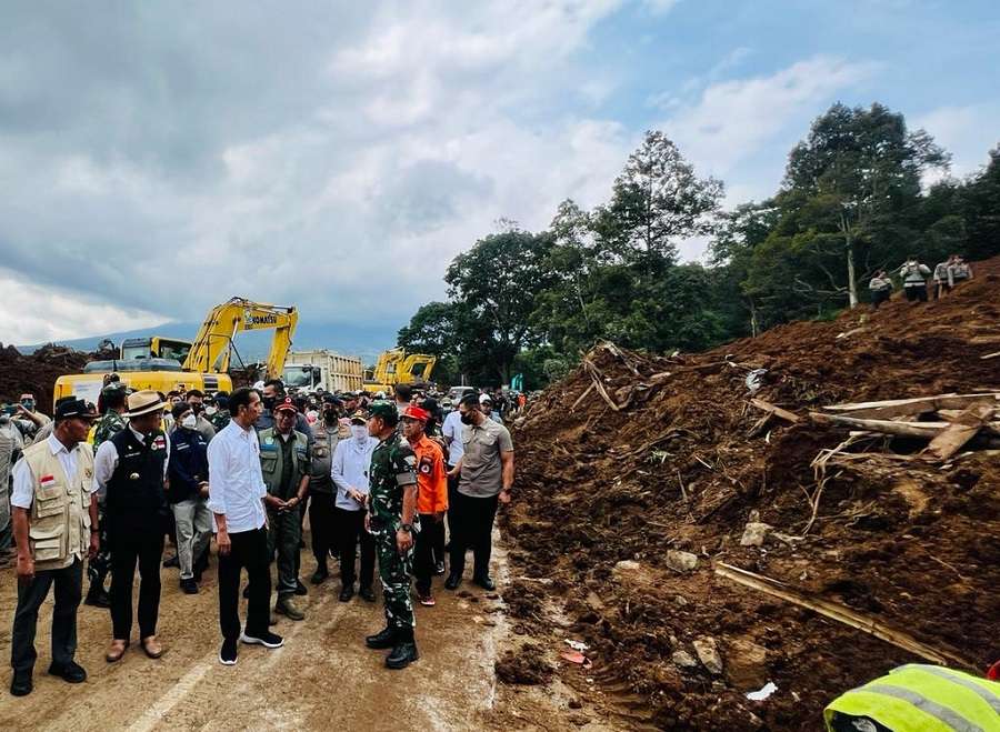 Gubernur Jawa Barat Ridwan Kamil saat mendampingi Presiden Joko Widodo meninjau lokasi terdampak gempa