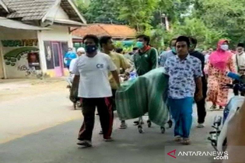 Jenazah COVID-19 di Sumenep, Madura yang diambil paksa oleh keluarganya dan dibawa dengan menggunakan bed rail menuju rumah duka. (Ist)
