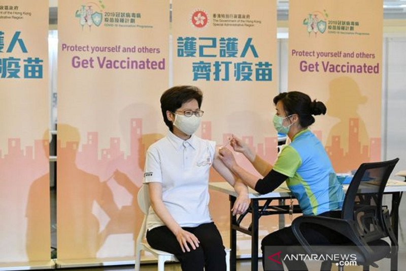 Kepala Eksekutif Hong Kong Carrie Lam saat menerima suntikan vaksin buatan China di Hong Kong, Senin (22/2/2021) (ANTARA/Facebook Carrie Lam)