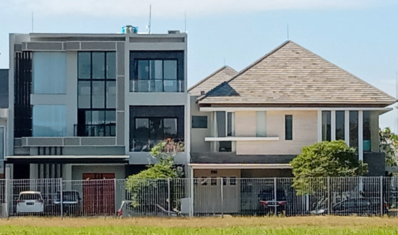 Rumah di Citraland Surabaya ini tampak tak mengibarkan bendera Merah Putih saat Agustusan 2020. Benarkah ini rumah kosong? Sementara terdapat mobil terparkir di rumah mewah ini. 