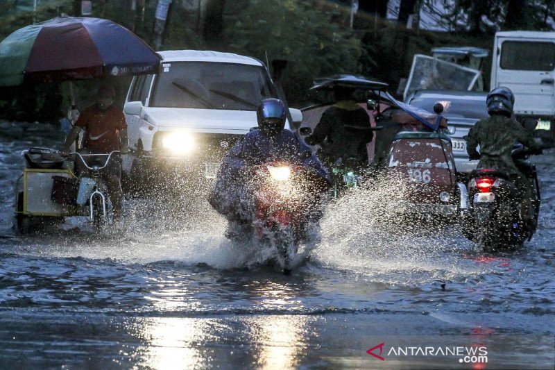 Warga mengendarai kendaraan melewati kawasan tergenang banjir usai diguyur hujan lebat akibat badai tropis "Butchoy" di Manila, Filipina, Kamis (11/6/2020). ANTARA FOTO/Xinhua/Rouelle Umali/pras.