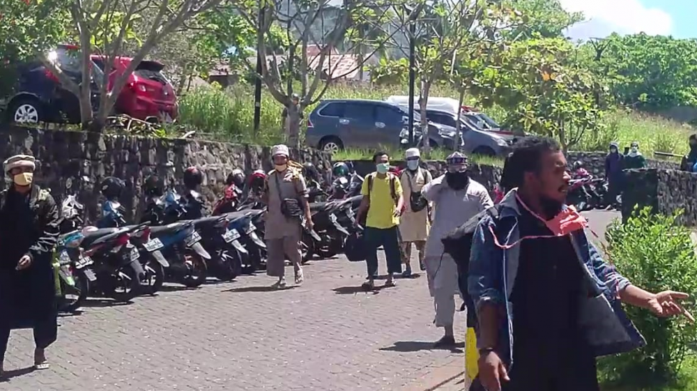Pasien Covid-19 meninggalkan lokasi karantina (Foto: HMP/Cho)