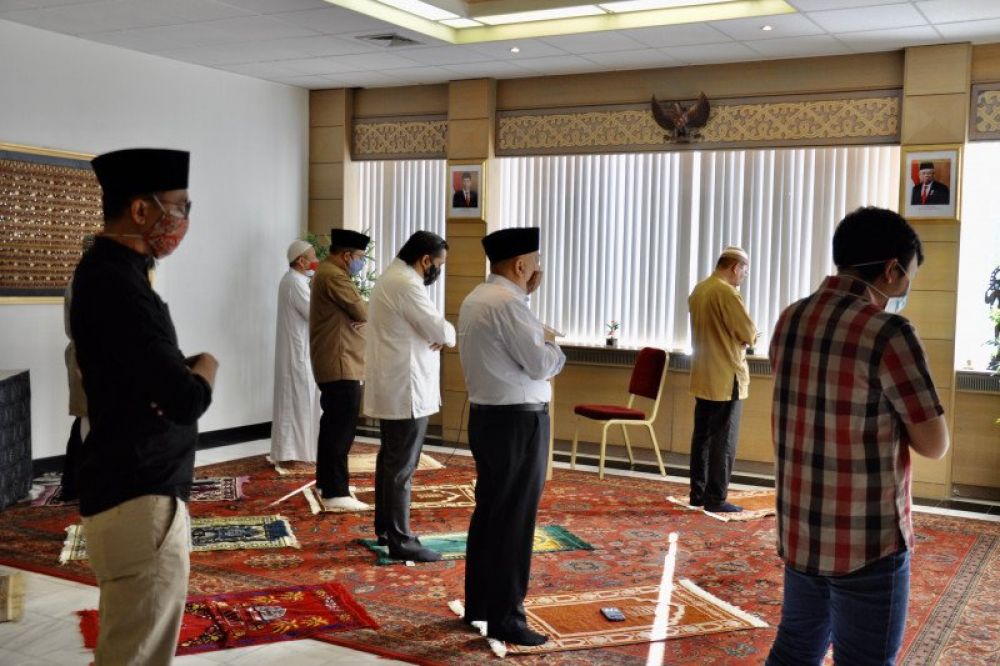 Suasana Shalat Idul Fitri yang diikuti oleh beberapa orang saja, Namun khotbah disiarkan secara online untuk Muslim Indonesia di Belgia yang melaksanakan Shalat Id di rumah masing-masing (KBRI)