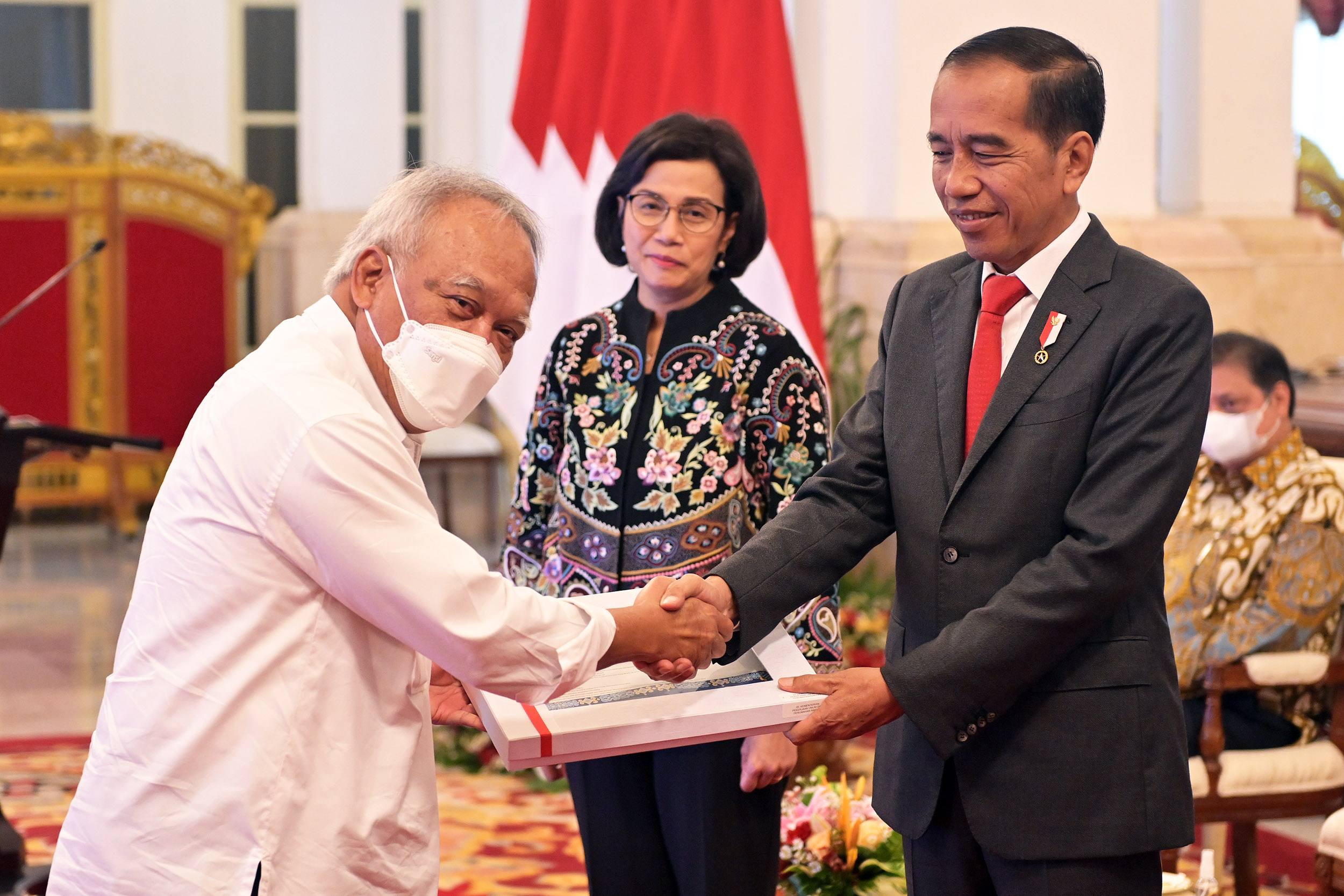 Presiden Jokowi didampingi Menkeu Sri Mulyani saat menyerahkan DIPA Kementerian PUPR Tahun Anggaran 2023 kepada Menteri PUPR Basuki Hadimuljono, Kamis (01/12/2022), di Istana Negara, Jakarta. (Foto: Humas Setkab/Rahmat)
