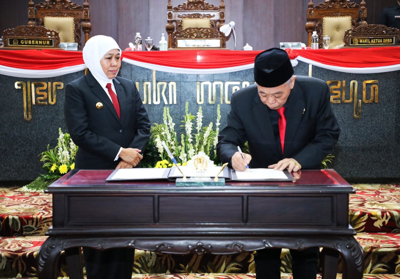 Gubernur Jawa Timur Khofifah Indar Parawansa dan Ketua DPRD Jatim Kusnadi saat Sidang Paripurna di Gedung DPRD Jatim, Surabaya, Rabu (17/5).