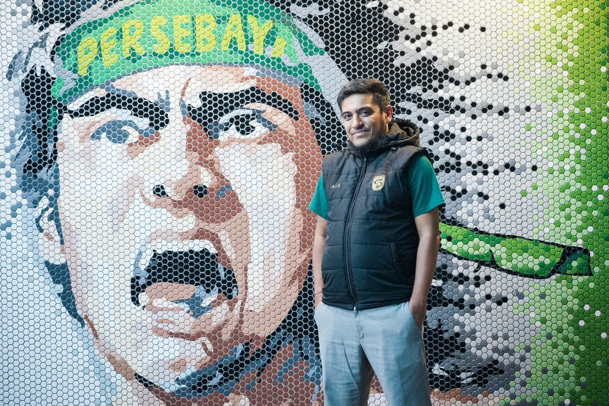 Yahya Alkatiri saat diperkenalkan di kantor pemasaran Persebaya.