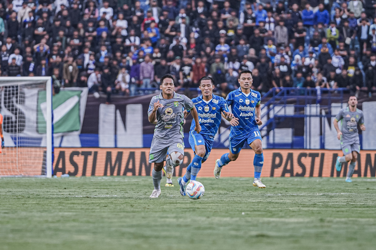 Toni Firmansyah melakukan serangan sesuai melewati penjagaan pemain Persib Bandung. (Persebaya)
