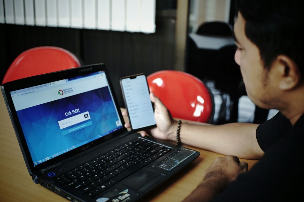 IMEI. Hari ini mulai diberlakukan validasi IMEI. Ponsel bodong tidak akan bisa digunakan. HMP/Zulfikar Firdaus.