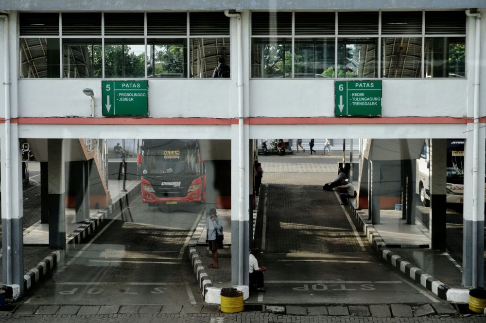 Tempat pemberangkatan bus kota antar kota dalam provinsi terminal purabaya. ( foto; zul/hmp)