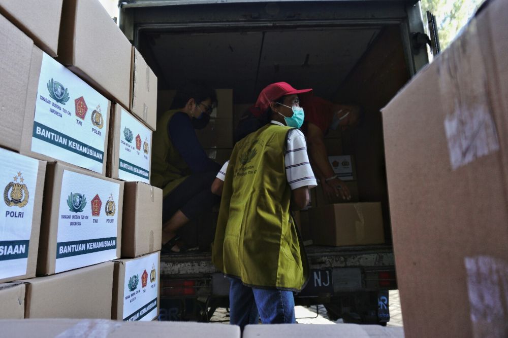 Yayasan Budha Tzu Chi beri bantuan tahap pertama 3000 paket sembako. ( foto : zul/hmp)