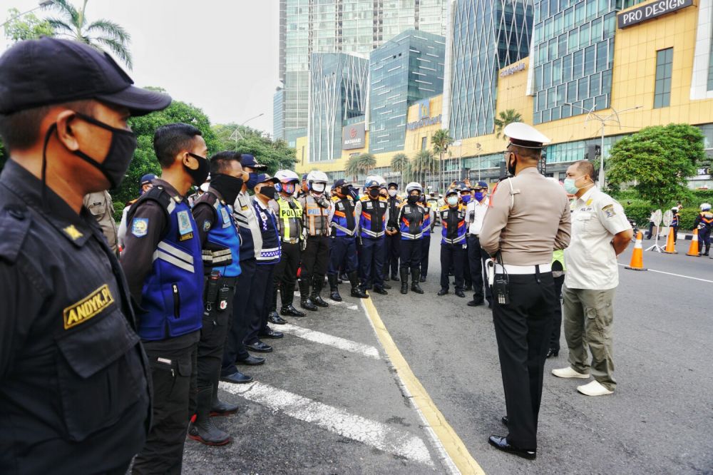 AKP Moch. Su'ud, KBO Satlantas Polrestabes Surabaya memimpin apel pagi di Posko PSBB Jl. A. Yani, Surabaya (28/4). ( foto: Zul/hmp)