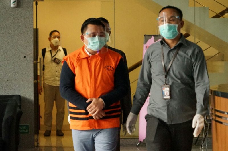 Direktur Utama PT Kings Property Indonesia Sutikno (rompi jingga), tersangka kasus suap terkait perizinan dan properti di Kabupaten Cirebon. (Humas KPK)

