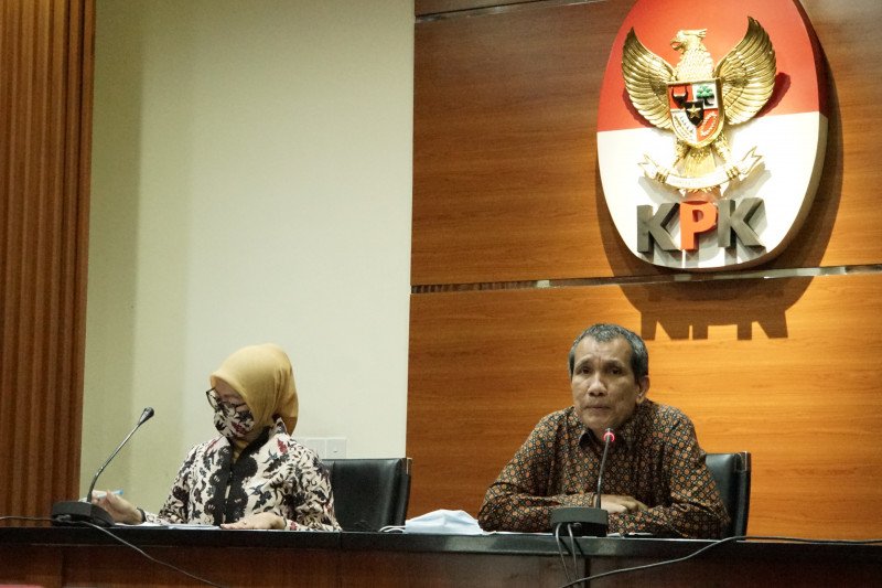 Plt Juru Bicara KPK bidang Pencegahan Ipi Maryati Kuding (kiri) dan Deputi Pencegahan KPK Pahala Nainggolan (kanan) dalam konferensi pers di gedung KPK Jakarta, Jumat (4/12). (ANTARA/HO-Humas KPK)