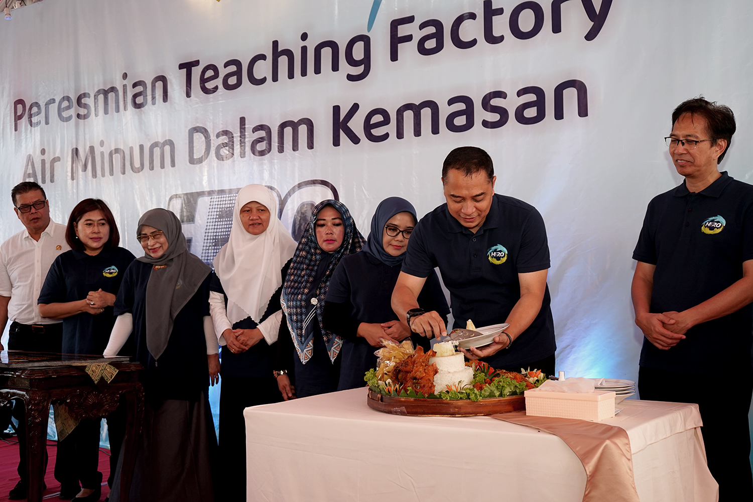 Pemkot) Surabaya bekerjasama dengan Institut Teknologi Sepuluh Nopember (ITS) mendirikan perusahaan Air Minum dalam Kemasan (AMDK) yang sehat dan berkualitas