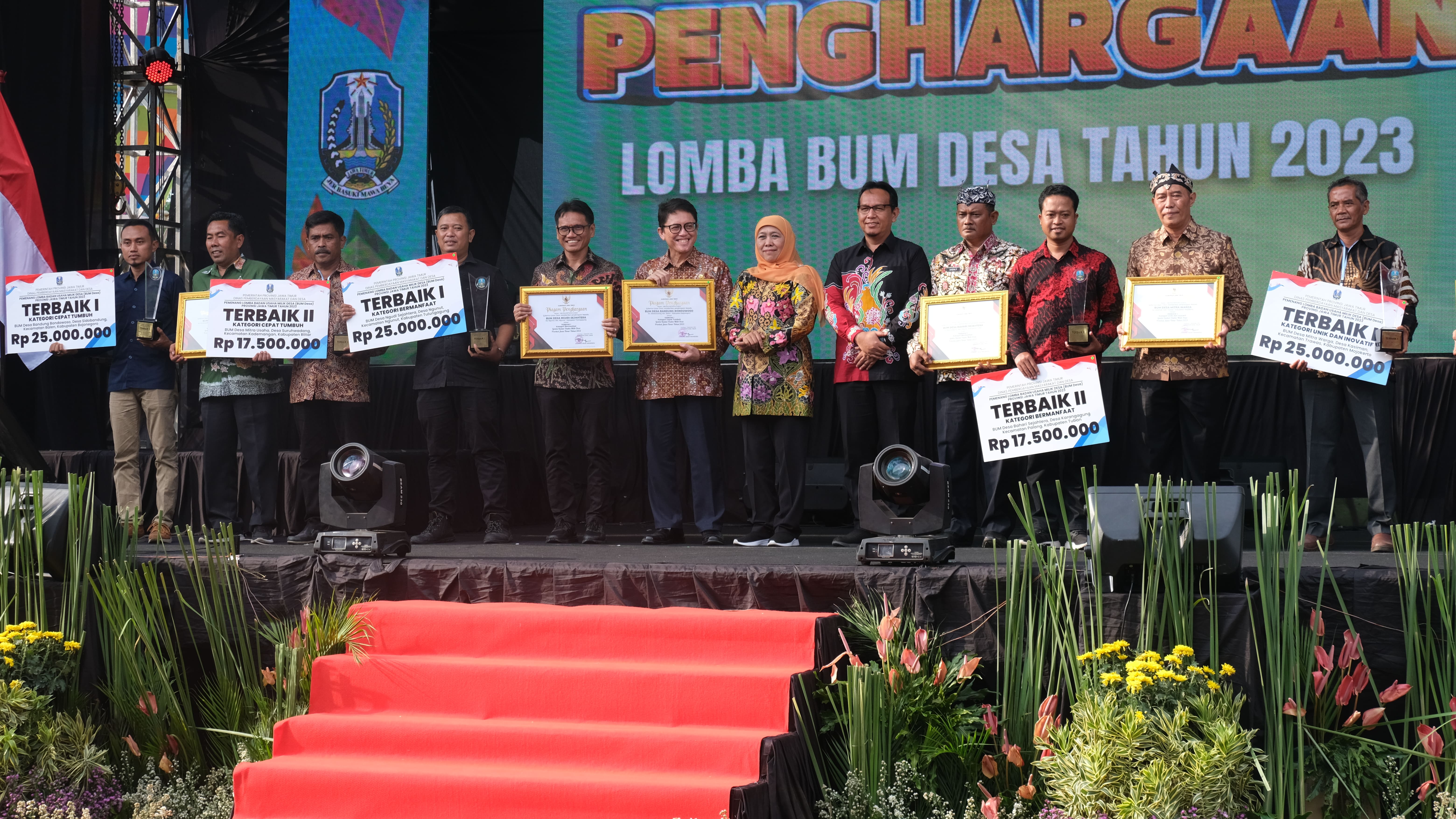 Gubernur Jawa Timur, Khofifah Indar Parawansa (tengah) saat sesi foto bersama penerima penghargaan lomba BUM Desa Tahun 2023, di Wisata Nangkula Park, BUM Desa Larasati, Desa Kendalbulur, Kecamatan Boyolangu, Kabupaten Tulungagung, Minggu (12/11/2023)