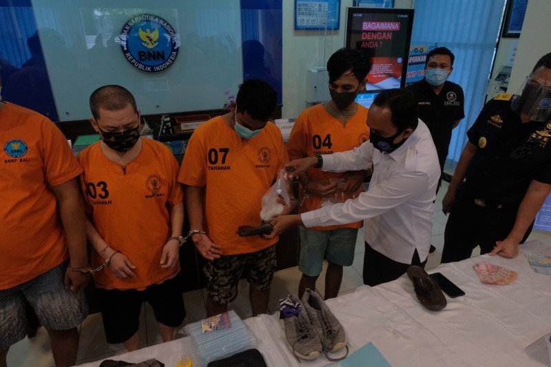 Saat Kepala Bidang Pemberantasan BNNP Bali I Putu Agus Arjaya merekonstruksi kepemilikan barang bukti di Kantor BNNP Bali, Denpasar, Senin (30/11/2020). (Antara/Ayu Khania Pranisitha/2020)

