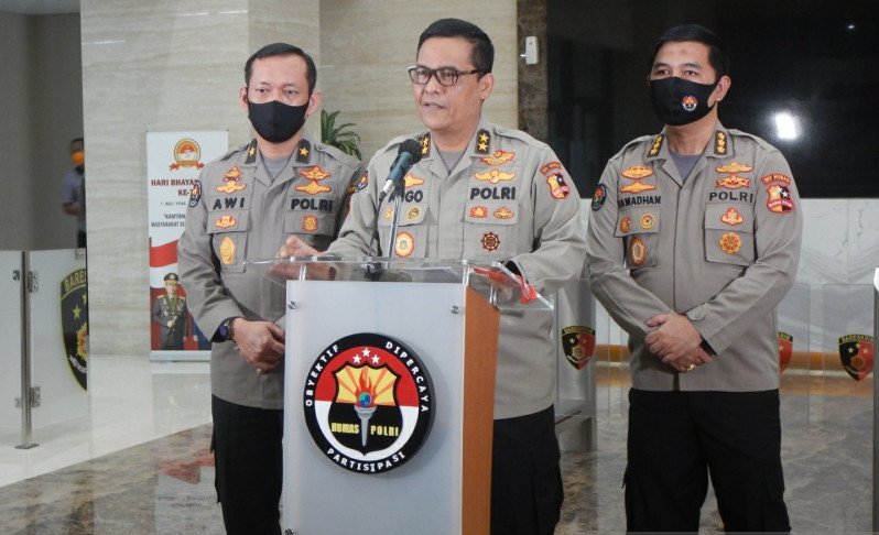 Kadiv Humas Polri Irjen Pol Raden Prabowo Argo Yuwono (tengah) didampingi Karo Penmas Polri Brigjen Pol Awi Setiyono (kiri) dan Kabag Penum Polri Kombes Pol Ahmad Ramadhan saat konpers di Bareskrim Polri, Jakarta, Rabu (15/7/2020). (ANTARA/ Anita Permata 