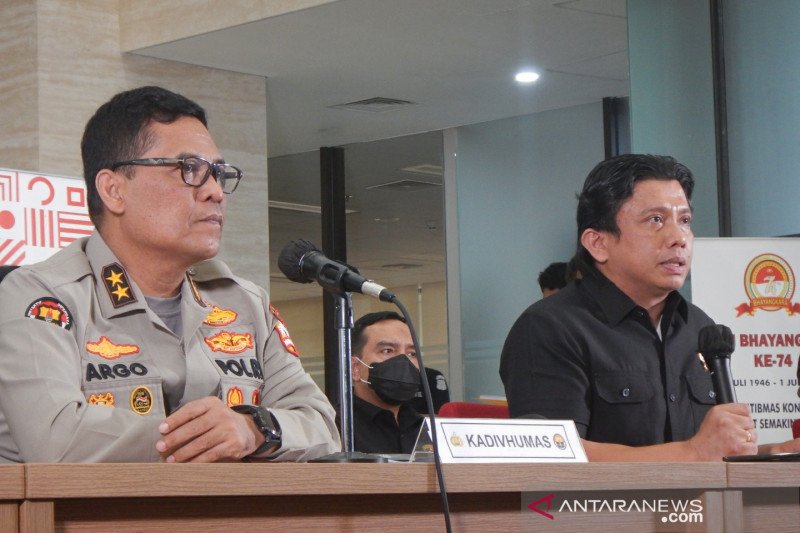 Kepala Divisi Humas Polri Irjen Pol Raden Prabowo Argo Yuwono (kiri) dan Direktur Tindak Pidana Umum Bareskrim Polri Brigjen Pol Ferdy Sambo saat konferensi pers kasus kebakaran Gedung Utama Kejaksaan Agung, di Kantor Bareskrim Polri, Jakarta, Jumat (23/1