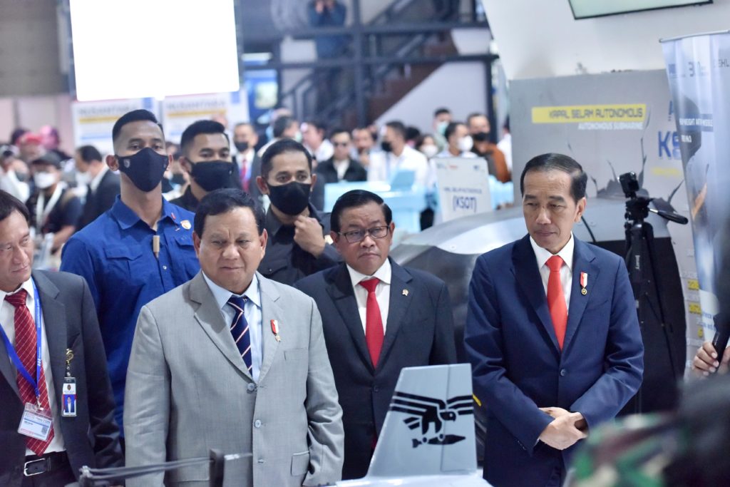 Presiden Jokowi meninjau Pameran Indo Defence 2022 Expo & Forum, di JIExpo Kemayoran, Jakarta, Rabu (02/11/2022). (Foto: Humas Setkab/Jay)