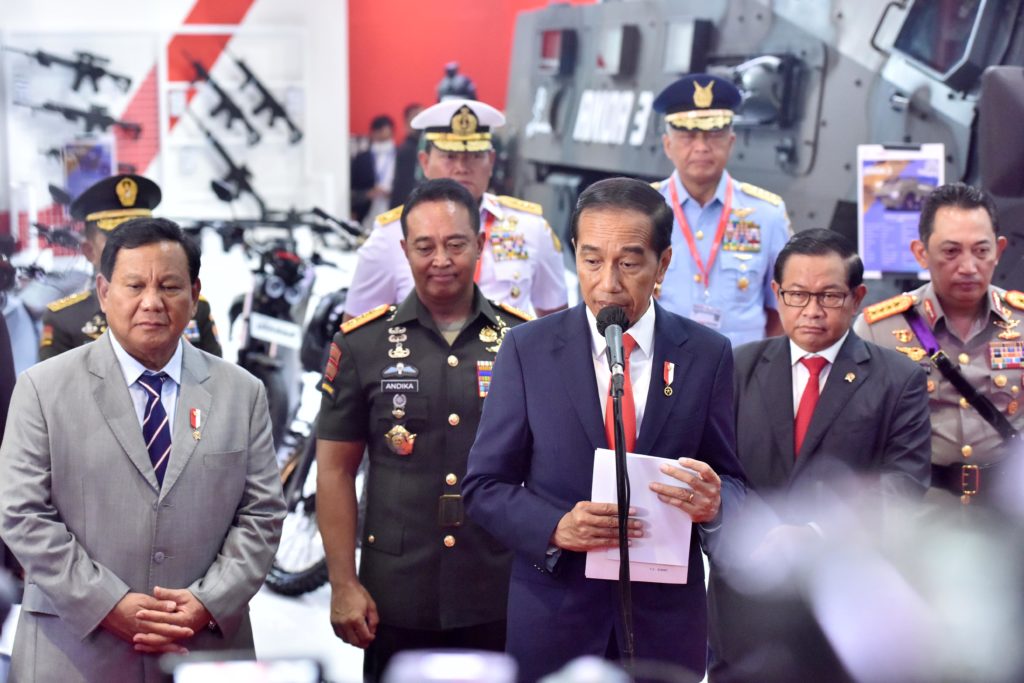 Presiden Jokowi memberikan keterangan pers usai meninjau Pameran Indo Defence 2022 Expo & Forum, di JIExpo Kemayoran, Jakarta, Rabu (02/11/2022). (Foto: Humas Setkab/Jay)
