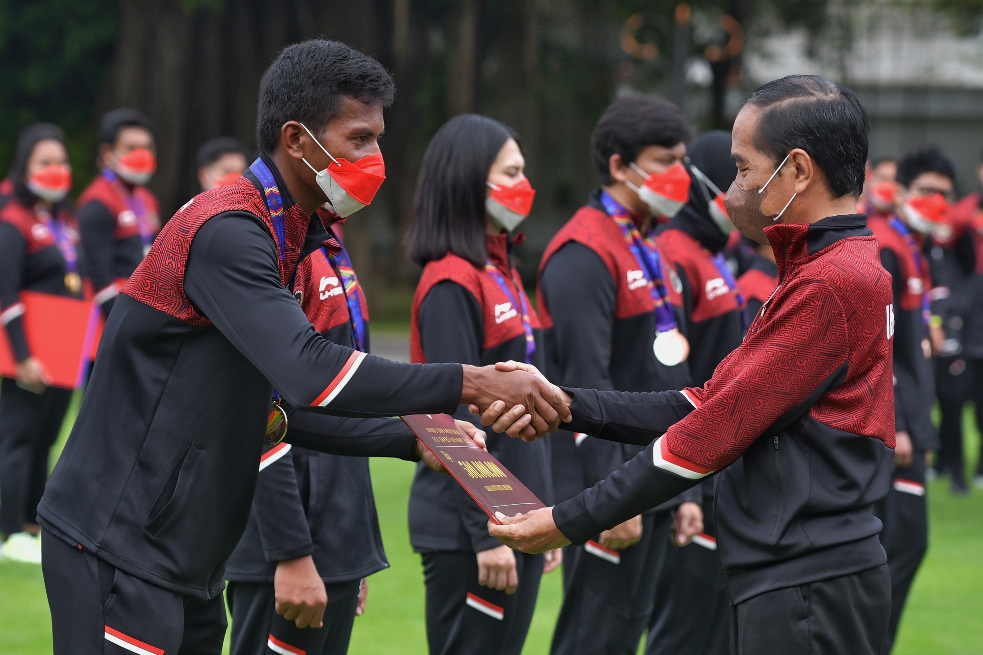 Presiden Jokowi secara simbolis menyerahkan bonus apresiasi kepada Ihram, atlet rowing perwakilan peraih medali emas nomor tunggal, Senin (13/06/2022), di Halaman Istana Merdeka, Jakarta. (Foto: Humas Setkab/Rahmat)
