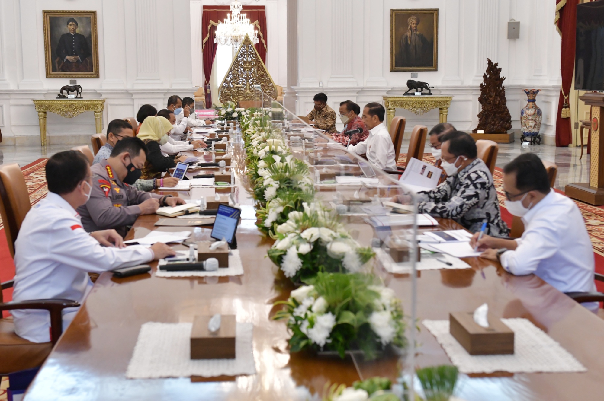 Presiden Jokowi memimpin Ratas mengenai Penyelenggaraan FIFA U-20 World Cup Tahun 2023, di Istana Merdeka, Jakarta. (Foto: Humas Setkab/Rahmat)

