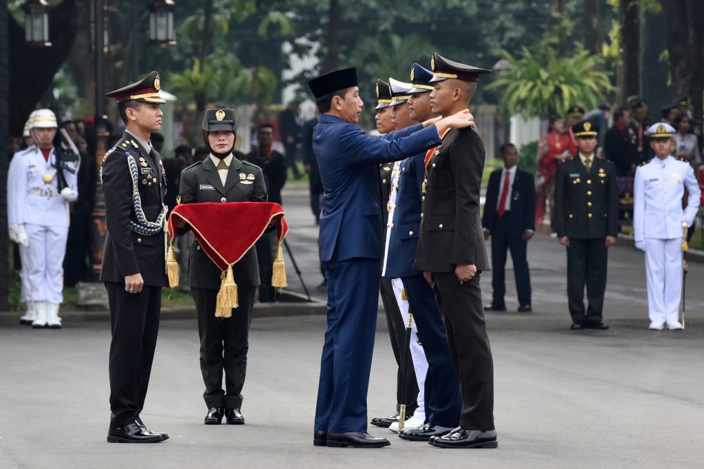 ID tableware Presiden Jokowi Lantik 833 Perwira Remaja TNI dan Polri