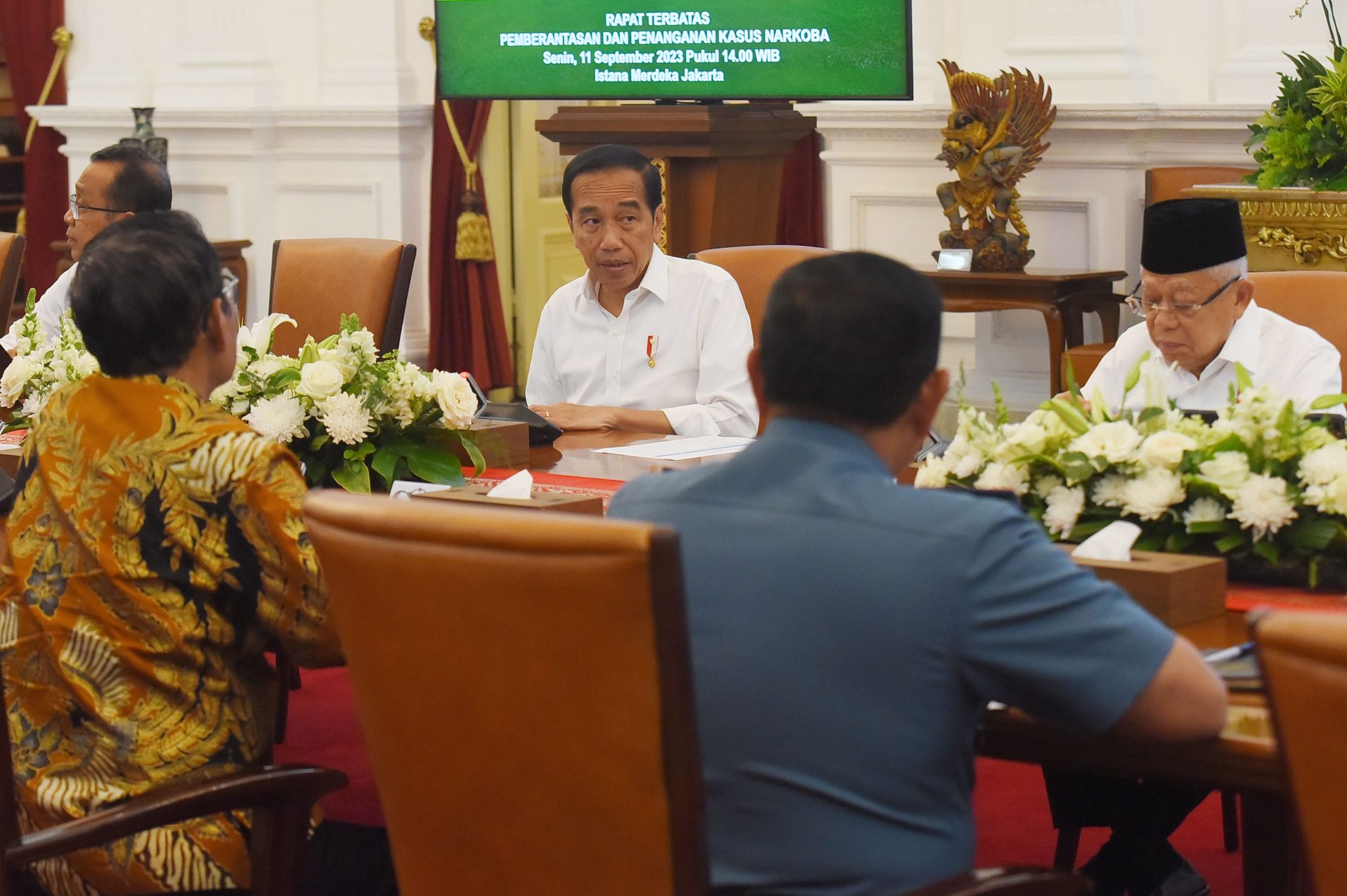 Presiden Jokowi memimpin ratas yang membahas mengenai pemberantasan dan penanganan kasus narkoba, Senin (11/09/2023), di Istana Merdeka, Jakarta. (Foto: Humas Setkab/Rahmat)
