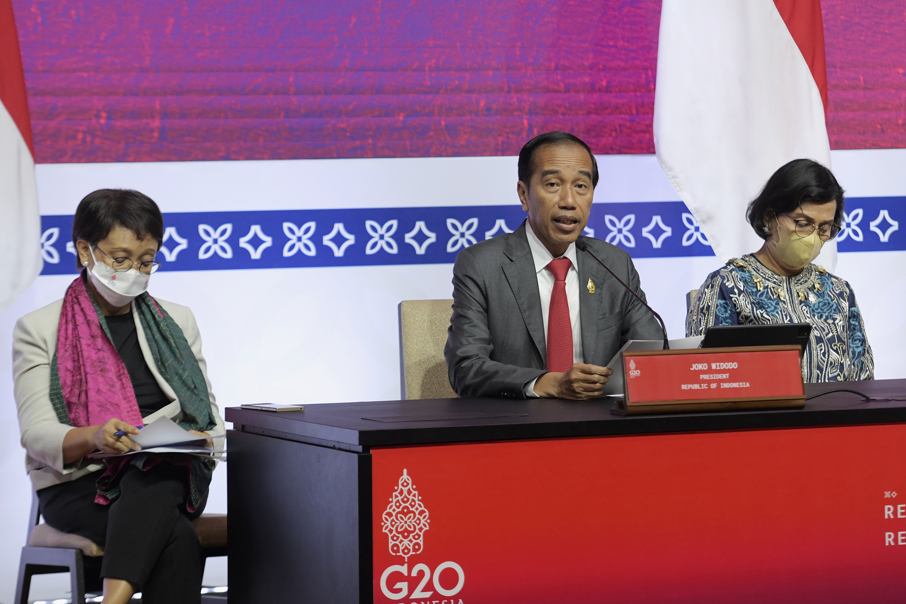 Presiden Jokowi didampingi Menlu Retno Marsudi dan Menkeu Sri Mulyani memberikan pernyataan pers, di BICC, Bali, Rabu (16/11/2022). (Foto: Humas Setkab/Rahmat)

