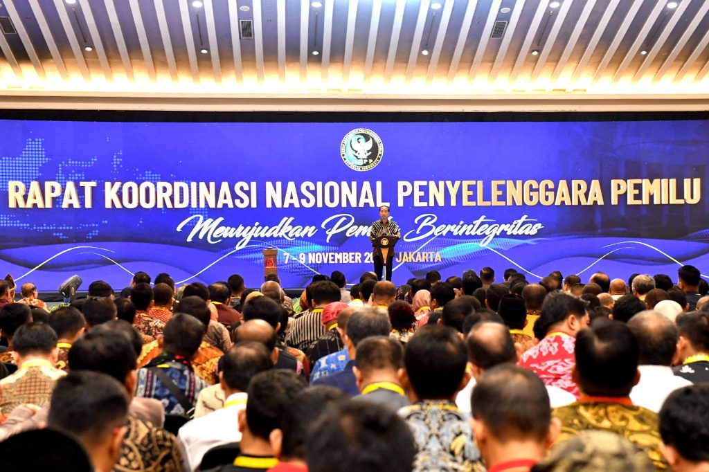 Presiden Jokowi membuka Rakornas Penyelenggara Pemilu Tahun 2023, di Puri Agung Ballroom, Hotel Grand Sahid Jaya, Jakarta, Rabu (08/11/2023). (Foto: Humas Setkab/Jay)


