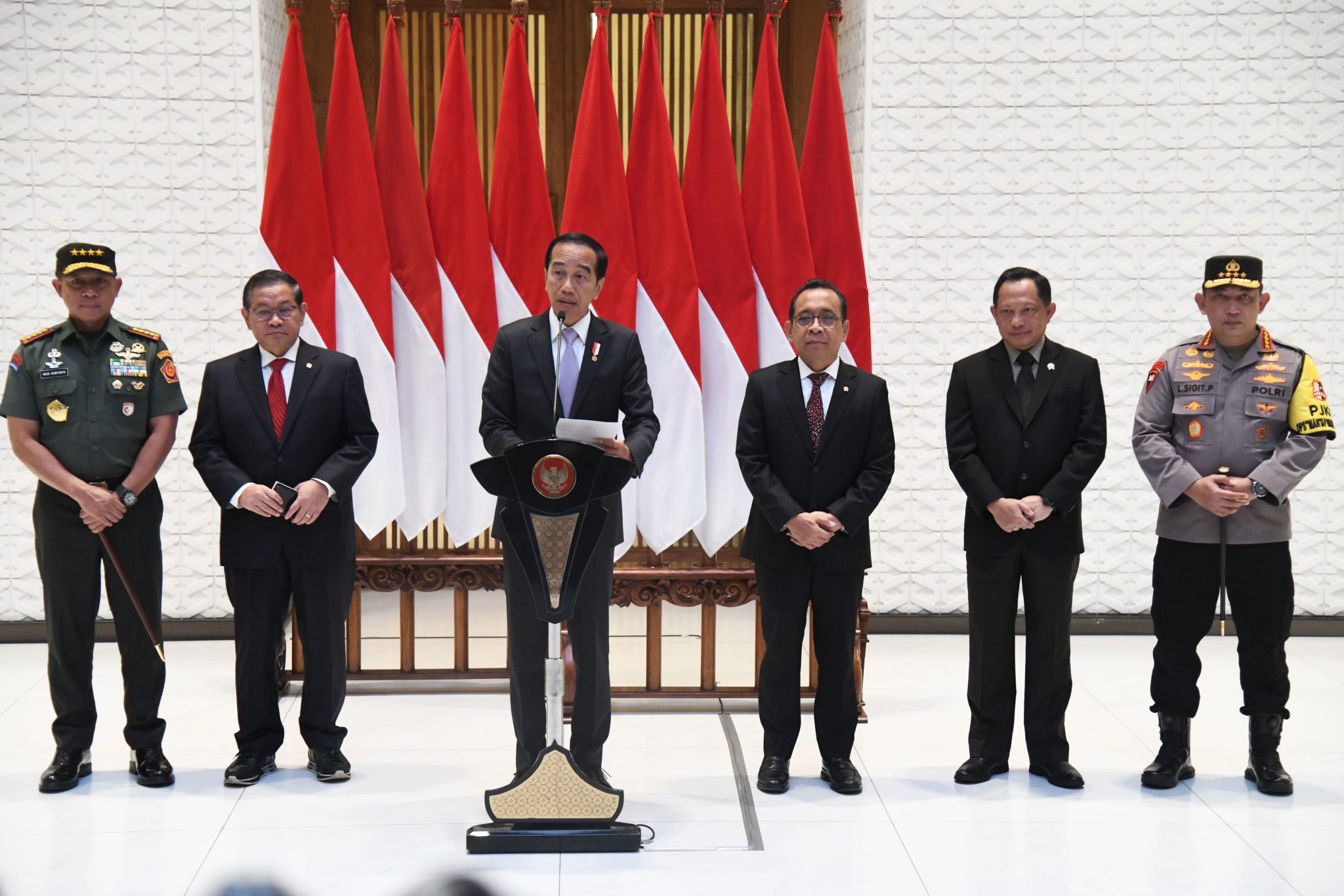 Presiden Jokowi memberikan keterangan pers sebelum bertolak ke PEA, Kamis (30/11/2023), di Pangkalan TNI AU Halim Perdanakusuma. (Foto: Humas Setkab/Rahmat)