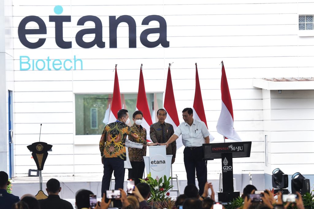 Presiden Jokowi meresmikan Pabrik PT Etana Biotechnologies Indonesia, di Kawasan Industri Pulogadung (JIEP), Jakarta, Jumat (07/10/222). (Foto: Humas Setkab/Rahmat)
