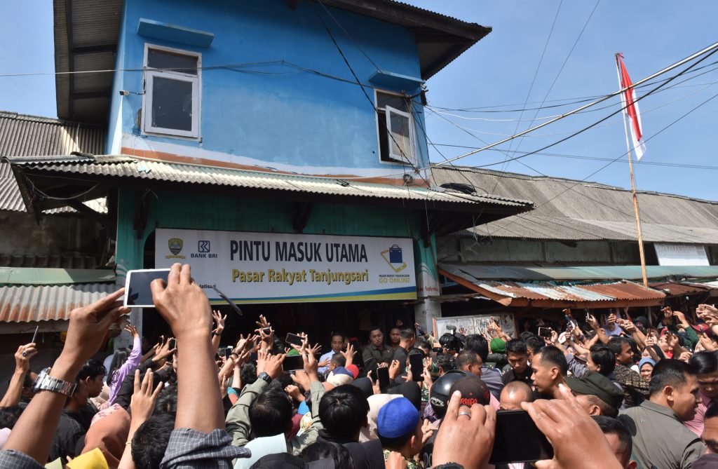 Presiden RI Joko Widodo (Jokowi) meninjau langsung harga sejumlah komoditas pangan di Pasar Tanjungsari, Sumedang, Jawa Barat, Selasa (11/07/2023).