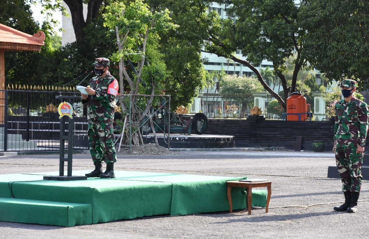 Danrem Tipe A 084/Bhaskara Jaya Brigjen TNI Herman Hidayat Eko Atmojo pimpin apel sambut Kunker Presiden RI Joko Widodo (Foto: ist)  