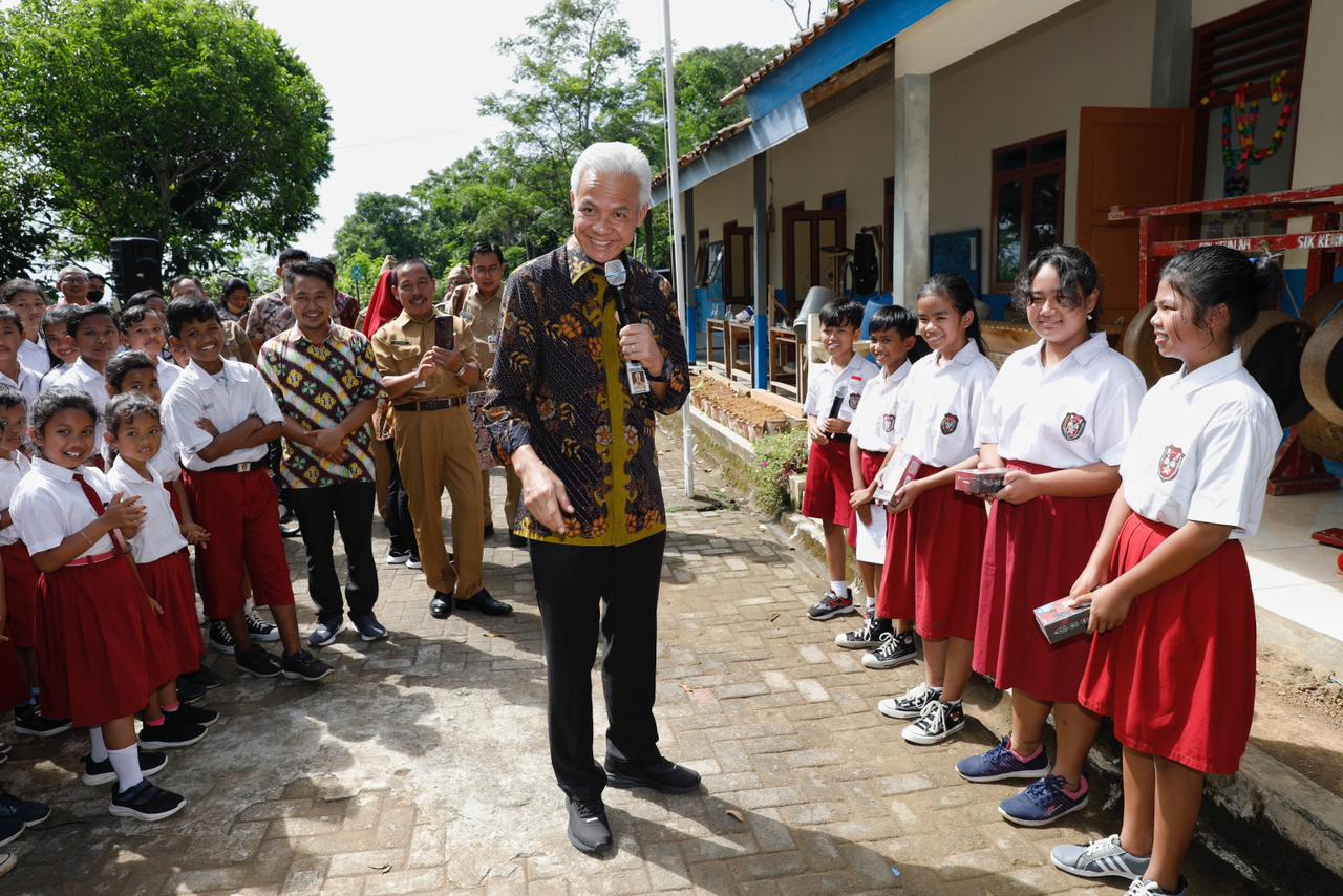 Gubernur Jawa Tengah Ganjar Pranowo mendatangi sekolah Kanisius Kenalan, Borobudur, Kabupaten Magelang, Senin (8/5/2023).
