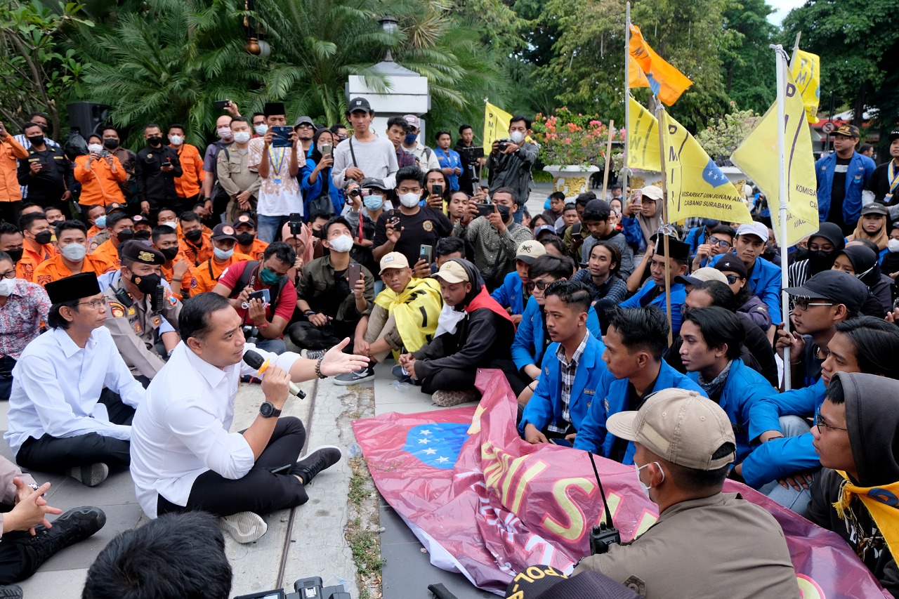 Wali Kota Surabaya Eri Cahyadi bersama Ketua DPRD Surabaya, Adi Sutarwijono menemui Rratusan mahasiswa dari organisasi Pergerakan Mahasiswa Islam Indonesia (PMII), menggelar aksi demonstrasi di depan Balai Kota Surabaya, Kamis (8/9/2022)