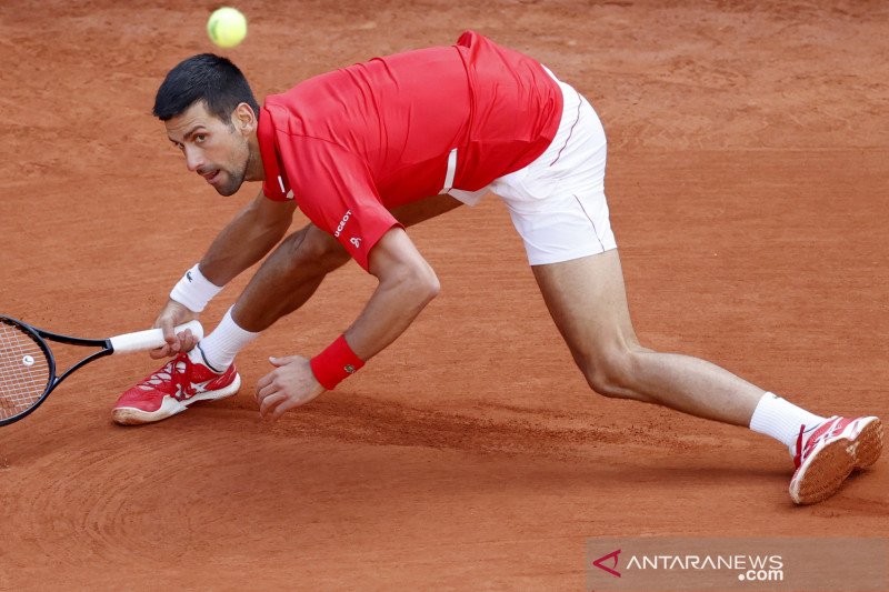 Petenis Serbia Novak Djokovic mengembalikan bola ke arah lawannya petenis Lithuania Ricardas Berankis dalam laga putaran kedua Turnamen Tenis French Open, di Roland Garros, Paris, Prancis, Kamis (1/10/2020). Novak melaju kebabak berikutnya setelah menang 