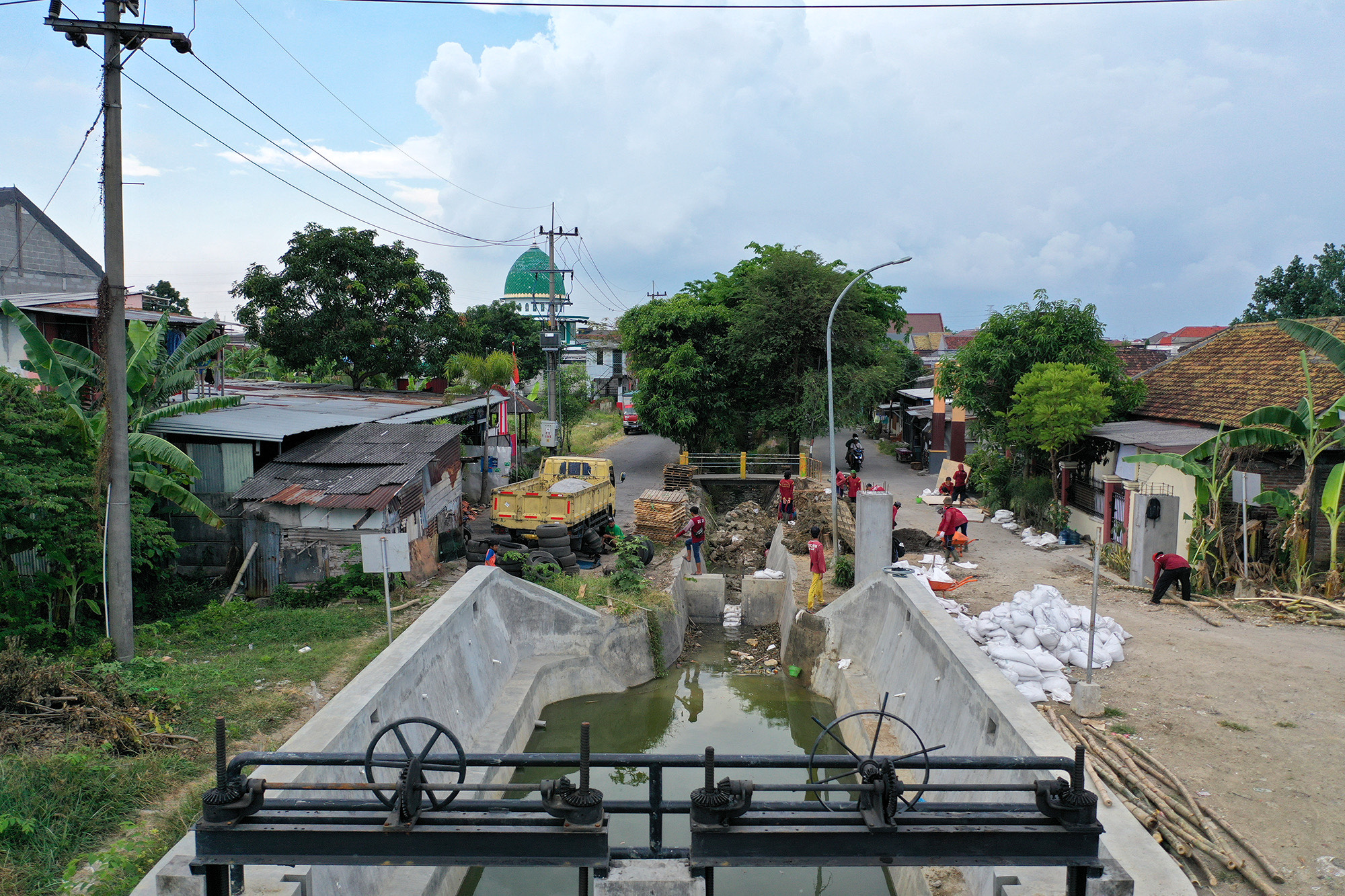 Pemkot Surabaya terus mengebut pemasangan hingga koneksitas saluran di permukiman warga. Hal ini dilakukan untuk antisipasi genangan menjelang musim hujan yang diperkirakan akan mulai pada awal Desember 2023 mendatang. 