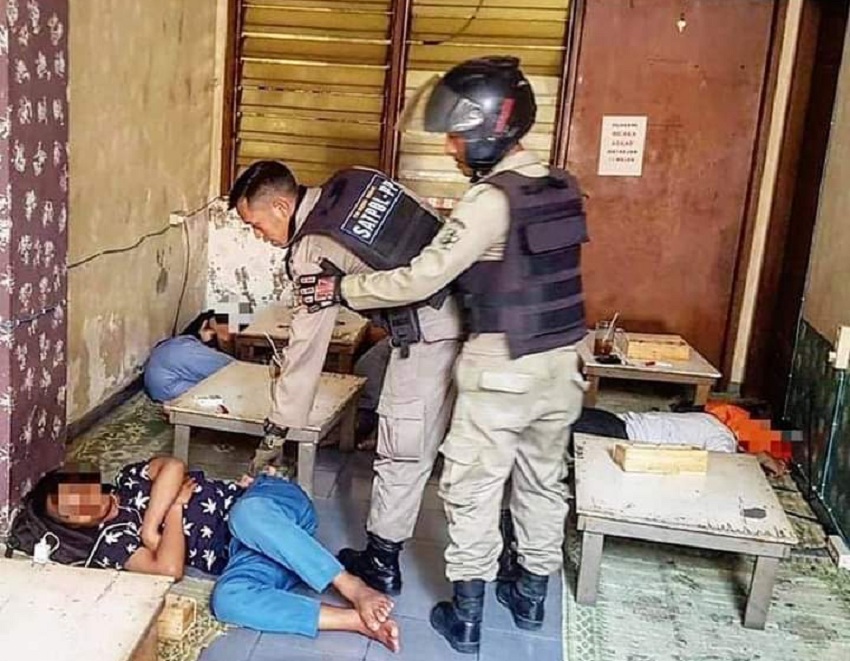 Pemkot) Surabaya terus melakukan antisipasi dan pencegahan dini terhadap kenakalan remaja. Upaya itu salah satunya dilakukan oleh Satpol PP Surabaya dengan memberikan pembinaan kepada para pelajar yang membolos sekolah.